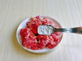 加入一小勺番薯粉。