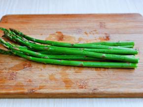 芦笋洗干净，切掉老跟，再切小段。