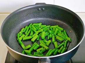 另起油锅，加入焯水的芦笋。