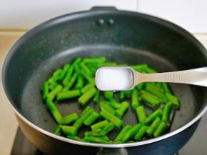 按个人口味加入盐。