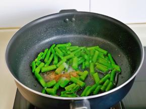 再加入十三香，快速翻炒。