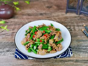 盛出装盘，点缀几段红辣椒。