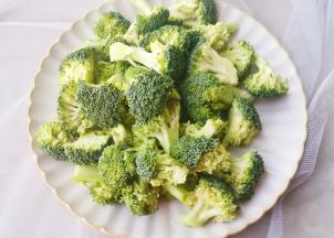 西兰花撕小朵。