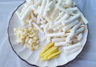 白玉菇切段，姜蒜切末。