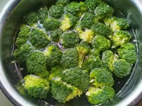 盐水浸泡5分钟后洗净。