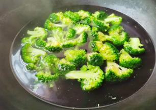 锅中加水煮开，滴几滴油，撒点盐，放西兰花焯水30秒捞出。