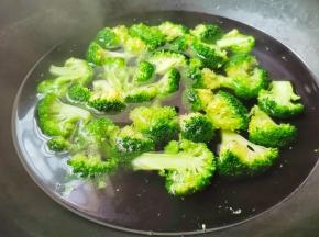 锅中加水煮开，滴几滴油，撒点盐，放西兰花焯水30秒捞出。