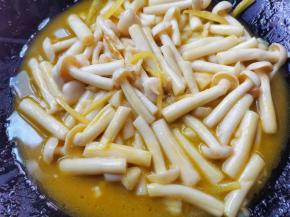 放菌菇中火炒出汁。