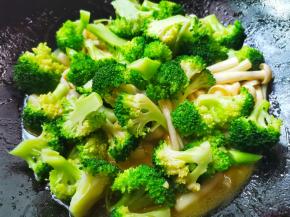 加入西兰花翻炒。