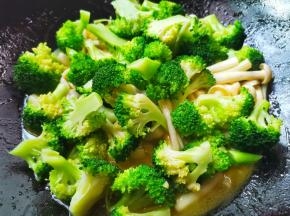 加入西兰花翻炒。
