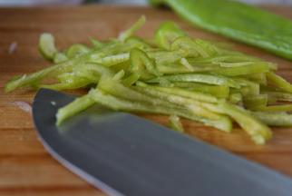 尖椒取出辣椒籽，切成细丝。