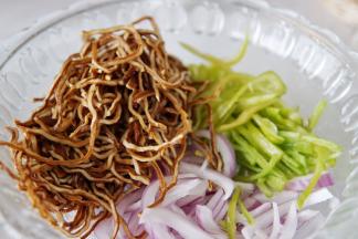 我买的是已经切好的五香豆腐皮丝，已经调好味道的，所以，调味料要适量。