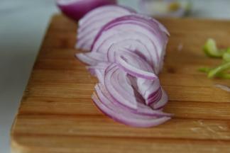 圆葱尽可能切的细一些的丝。