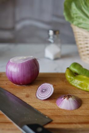 洗净的圆葱去掉头尾部分，尖椒洗净。