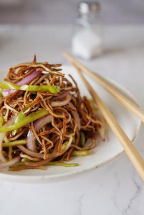 一道小菜就用五六分钟就搞定，清脆爽口，圆葱微甜爽脆的口感，为这道菜增加了丰富的营养，豆腐皮，蛋白质含量丰富，加入尖椒微辣的口感，一道简单的小菜，让你好吃的停不了口。