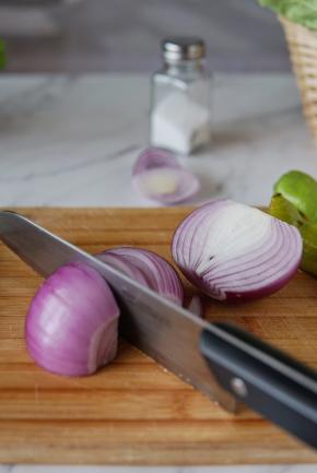 圆葱，要对切，再顺着圆葱的纹路切。