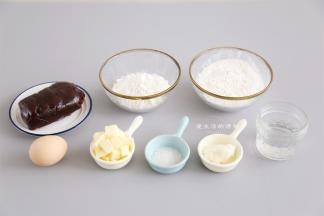 准备好食材，黄油和猪油不要替换植物油，他们的开酥效果都比植物油强，而且香气也足，豆沙可以根据自己的喜好的选，鸡蛋只用蛋黄，是用来涂表面上色的。