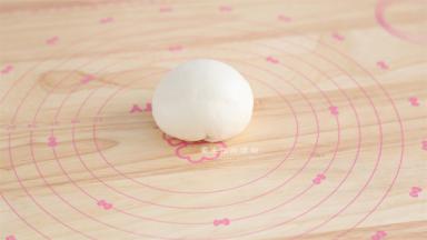 将水油皮的材料混合均匀，静置10分钟再揉成光滑的面团，再盖上保鲜膜松弛半小时，松弛的时候我们来做其他的准备。