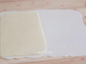 水油皮已经松弛好后，撒上少许干粉防粘，用擀面杖将其擀成长37CM，宽32CM的方块，将刚冷藏好的油酥竖着朝一边放置，盖上另一面，捏紧收口。