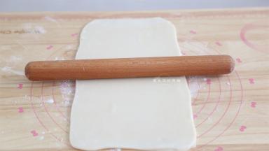 将面片再次擀成长方形，记得用力要均匀，避免擀的时候把水油皮擀破了。