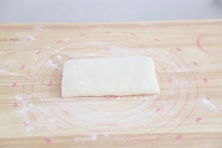 再来一个1/3折叠，将剩余的1/3覆盖，这是第二个折叠，做好后盖上保鲜膜松弛半小时。