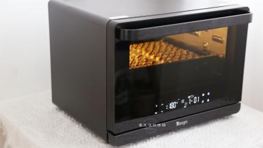 放入烤箱的中层，上下管180度烤15-18分钟即可。