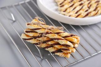 出炉的豆沙棒棒酥超级的香脆，热吃冷吃都很香酥哦，螺旋的酥皮一层一层的，特别好看，没吃完的酥记得密封起来保存，能吃好久呢！学会了吗？跟着馋猫做起来吧！