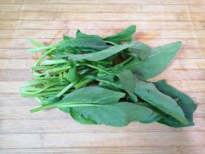 菠菜洗干净控一下水分。