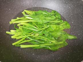 锅内放水烧开，加入一点盐和食用油，下入菠菜焯水，水开即可。