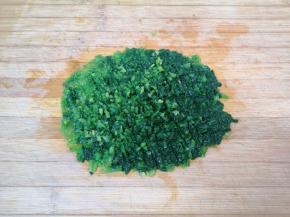 焯过水的菠菜捞出晾凉，剁成碎末。