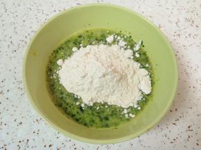 加入面粉搅拌均匀。