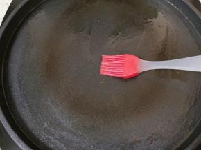 电饼铛预热，刷上一层食用油。