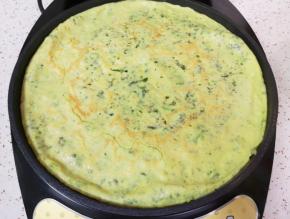 等到菠菜蛋液凝固以后翻面，将另一面继续煎一分钟左右就可以出锅了，蛋饼比较薄，很容易熟的。