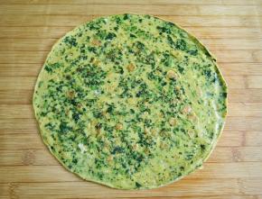 煎好的菠菜蛋饼取出。