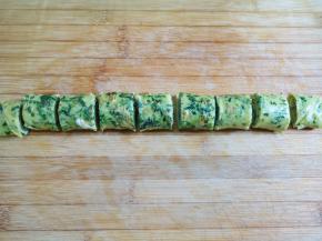 切成小份，菠菜蛋卷完成了。