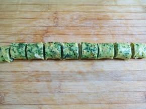 切成小份，菠菜蛋卷完成了。