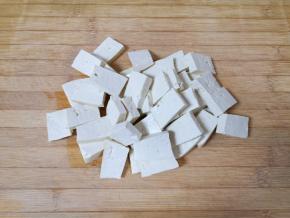 老豆腐冲洗一下切成片。