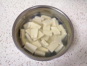 放入淡盐水里面浸泡15分钟左右（用淡盐水浸泡可以去除豆腐的豆腥味，也可以让豆腐入一点底味）。