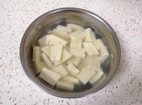 放入淡盐水里面浸泡15分钟左右（用淡盐水浸泡可以去除豆腐的豆腥味，也可以让豆腐入一点底味）。