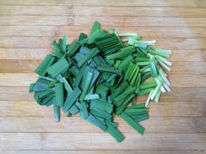 韭菜洗干净，控一下水分切成小段。