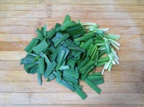 韭菜洗干净，控一下水分切成小段。