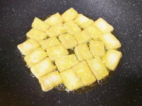 煎至豆腐两面金黄盛出备用。