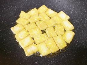 煎至豆腐两面金黄盛出备用。