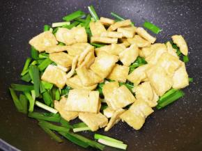 下入煎好的豆腐。