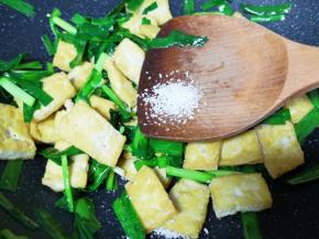 放蘑菇精翻炒均匀。