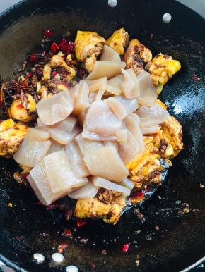 放入魔芋翻炒片刻！