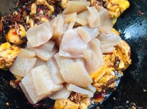 放入魔芋翻炒片刻！