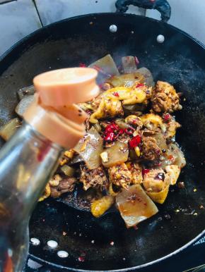 放入少许老抽上色！