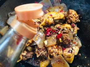 放入少许老抽上色！