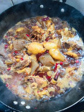 煮开后，转小火慢炖30分钟左右，至鸡肉熟透离骨！